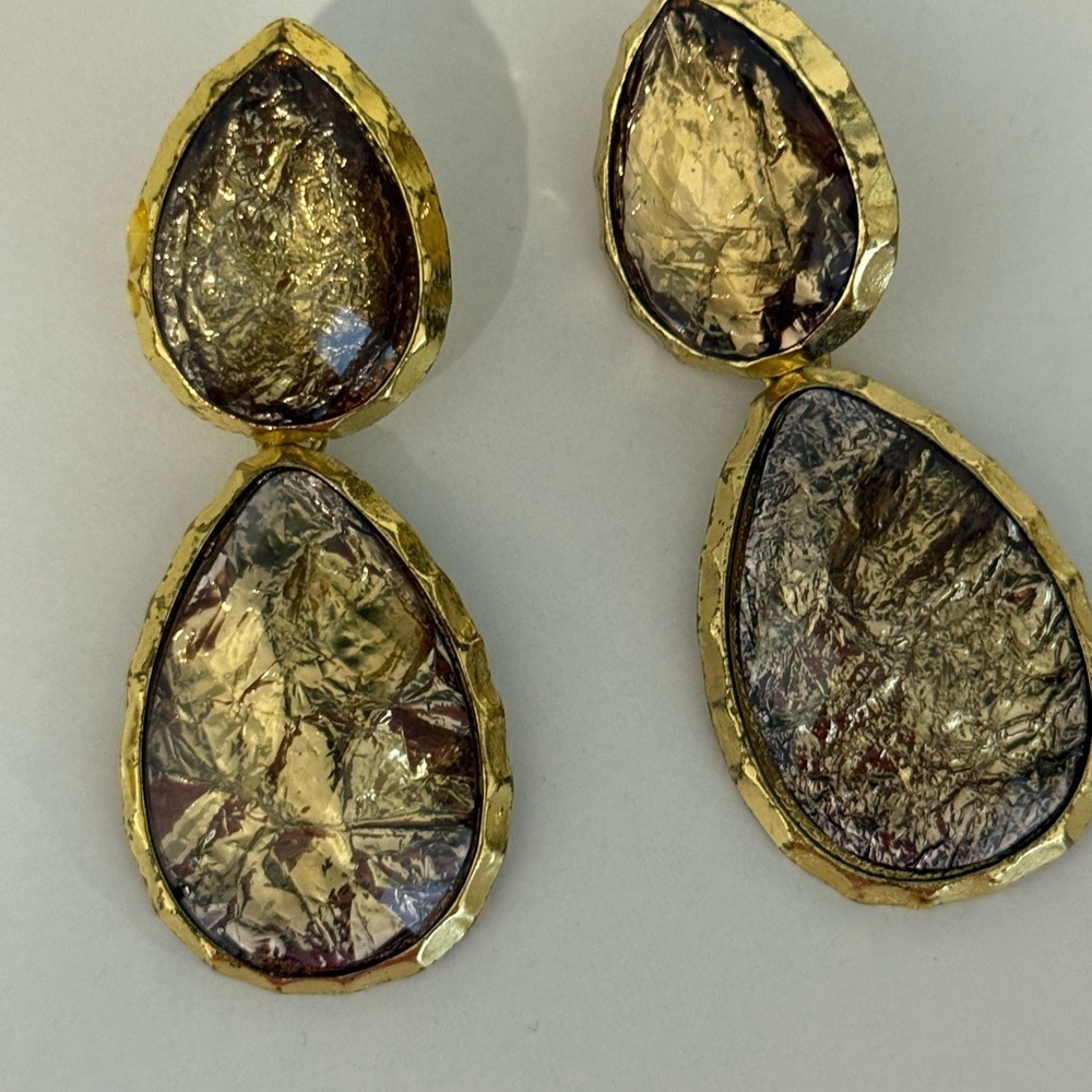 Vintage style tear drop shaped post earrings